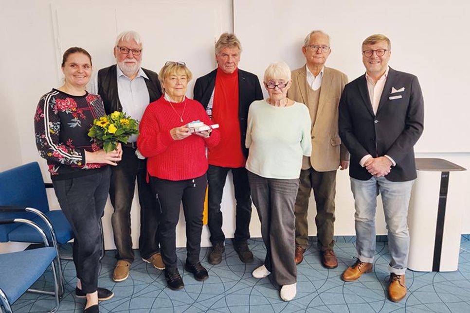 Bürgervorsteherin Anja Evers (links), Vorsitzende Elisabeth Lund und Bürgermeister Sven Partheil-Böhnke verabschieden die ausscheidenden Mitglieder.