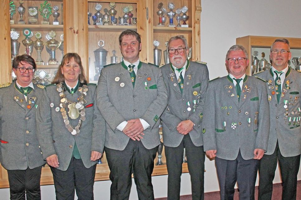 Der neue Vorstand der Lensahner Schützengilde: v.l. Birte Osten-Paschkewitz, Daniela Nagel, Bernd Meisburger, Wolfgang Pink, Sönke Schöning, Sven Neumann.