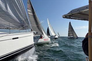 Über zwölf Stunden hinweg fordern sich die Crews auf ihren Kielyachten heraus.