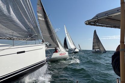 Über zwölf Stunden hinweg fordern sich die Crews auf ihren Kielyachten heraus.