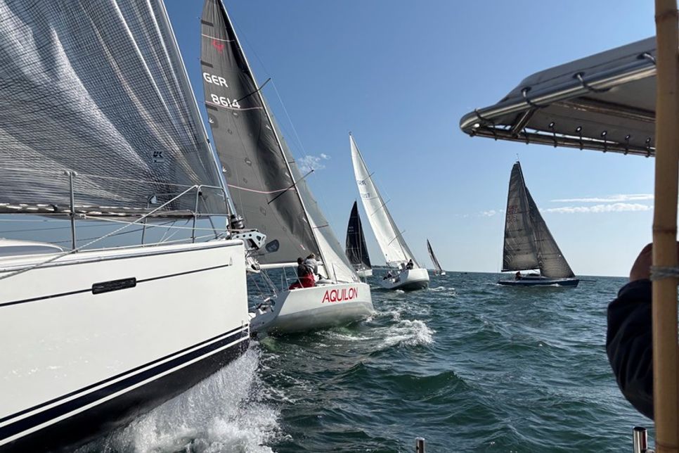 Über zwölf Stunden hinweg fordern sich die Crews auf ihren Kielyachten heraus.
