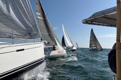 Über zwölf Stunden hinweg fordern sich die Crews auf ihren Kielyachten heraus.