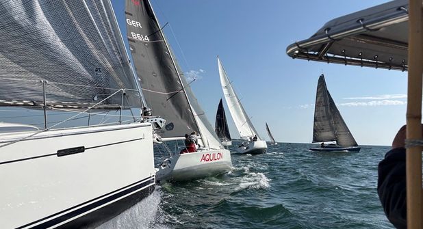 Über zwölf Stunden hinweg fordern sich die Crews auf ihren Kielyachten heraus.