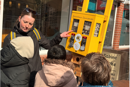 Einweihung eines Bienenblumen-Samenspenders