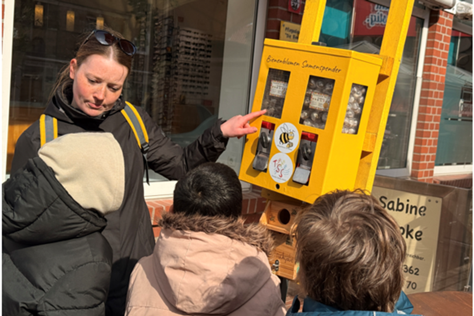Einweihung eines Bienenblumen-Samenspenders