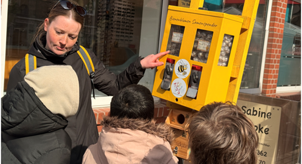 Einweihung eines Bienenblumen-Samenspenders