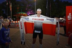 Starker Auftritt in Lensahn: Der Pole Dawid Adamusiak strahlt nach seinem Sieg beim Triple-Ultra-Triathlon.