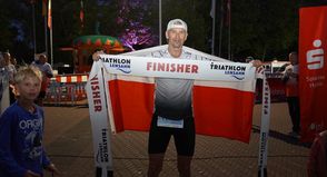 Starker Auftritt in Lensahn: Der Pole Dawid Adamusiak strahlt nach seinem Sieg beim Triple-Ultra-Triathlon.