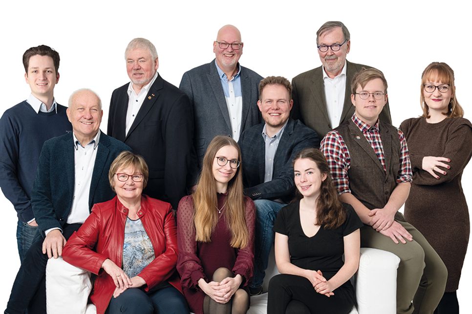 Der neue Vorstand der SPD Stockelsdorf: dritte Reihe (v.li.): Henning Meyer, Norbert Amm, Carsten Büll, Ralf Labeit; zweite Reihe(v.li.) Jens Andermann, Sebastian Först, Johannes Foth, Sarah Andermann, sitzend (v.li.): Heike Andermann, Anisa Wichelmann, Lea Weinberger.