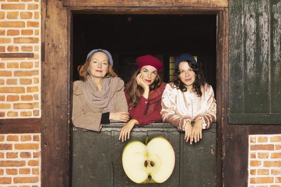 „Altes_Land“ im Ohnsorg Studio nach dem Roman von Dörte Hansen, Bühnenfassung von Julia Bardosch und Cornelia Ehlers.