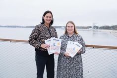 Silke Szymoniak, Marketingleiterin der TSNT GmbH (links), und Projekt- und Kampagnenmanagerin Lale Schoenberg präsentieren das neue „Strandmagazin 2025“.
