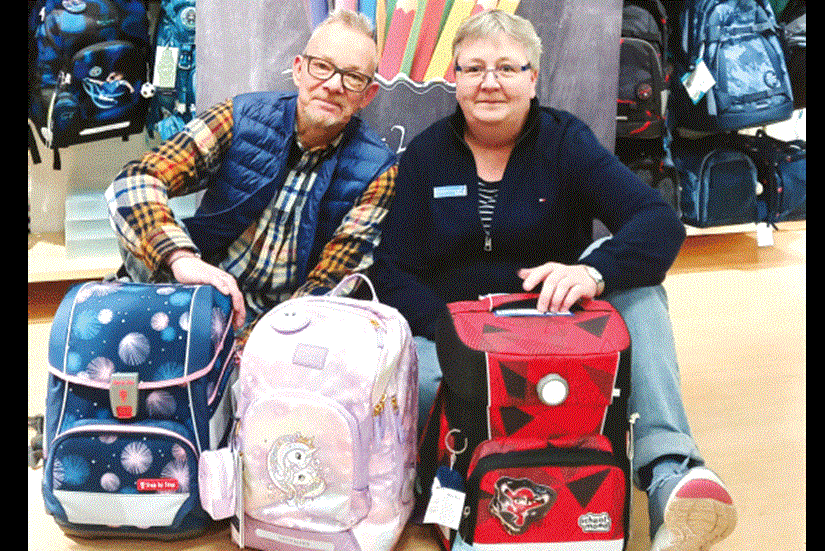 Die Mitarbeitenden im eska-Kaufhaus bieten professionelle Ranzenberatungen an.