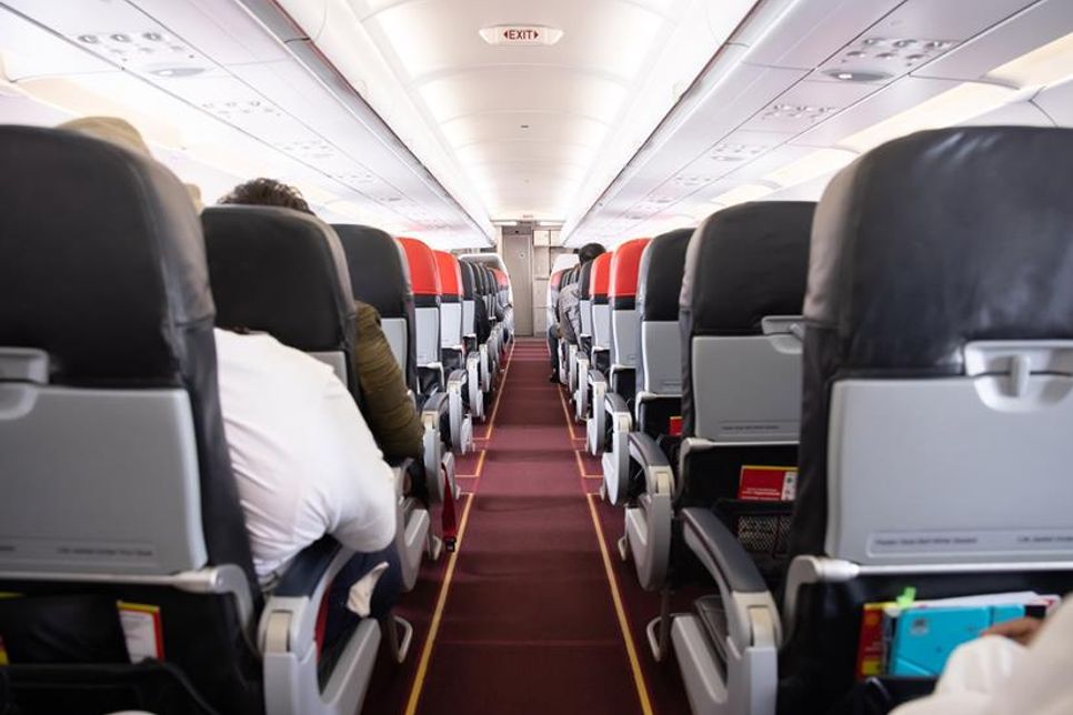 Basteln und Lesen vertreiben die Zeit, während Musik und Filme den Flug angenehmer gestalten können. (Bild: charnsitr/Adobe Stock)