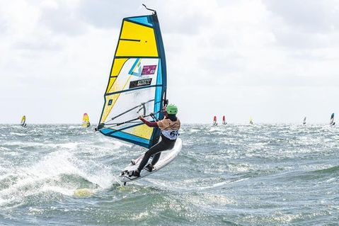 Zuschauer können die Windsurfer vom Strand aus beobachten - ein toller Anblick.