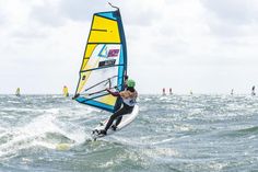 Zuschauer können die Windsurfer vom Strand aus beobachten - ein toller Anblick.