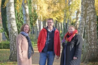 Die Pastorinnen Janina Lubeck und Eva Rahnenführer (v. l.) sowie Friedhofsverwalter Torsten Bieler laden zu Austausch und Gespräch auf dem Alten Friedhof ein.