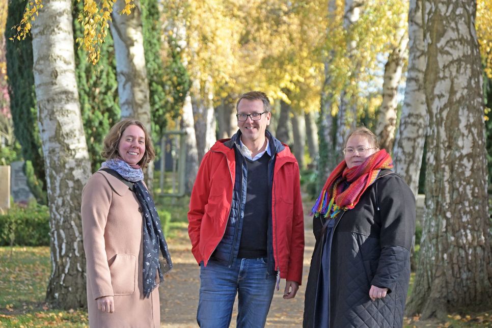 Die Pastorinnen Janina Lubeck und Eva Rahnenführer (v. l.) sowie Friedhofsverwalter Torsten Bieler laden zu Austausch und Gespräch auf dem Alten Friedhof ein.