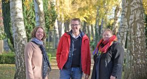 Die Pastorinnen Janina Lubeck und Eva Rahnenführer (v. l.) sowie Friedhofsverwalter Torsten Bieler laden zu Austausch und Gespräch auf dem Alten Friedhof ein.