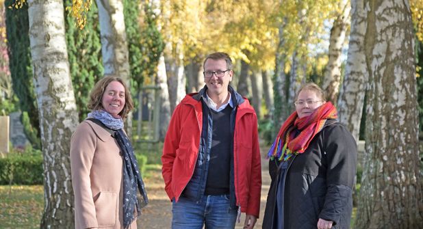 Die Pastorinnen Janina Lubeck und Eva Rahnenführer (v. l.) sowie Friedhofsverwalter Torsten Bieler laden zu Austausch und Gespräch auf dem Alten Friedhof ein.