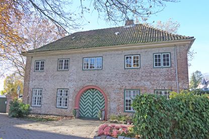 Ein Ort mit Geschichte: Die Friedhofskapelle an der Eutiner Straße in Plön wurde Anfang des 19. Jahrhunderts aus den Backsteinen der alten Friedhofsmauer errichtet, die bis dahin den Kirchhof rund um die Nikolaikirche umfriedet hatte – der Plöner Marktplatz befindet sich auf einem jahrhundertealten Begräbnisfeld.