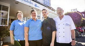 Simone, Sabrina, Robert und Bernd Weidemann (v. lks.) sorgen für zufriedene Gäste im Restaurant Störtebeker. (Foto: Störtebeker)