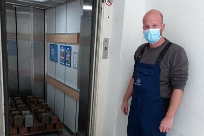 Der Fahrstuhl wurde durch den TÜV Prüfer abgenommen.