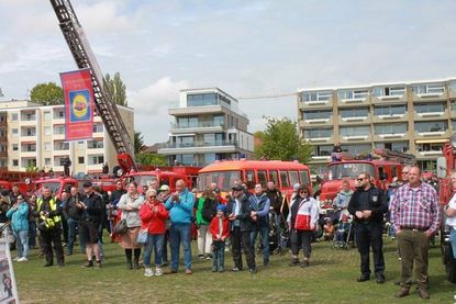 Jung und alt verfolgte gespannt das Bühnenprogramm mit Musik und Vorführungen.