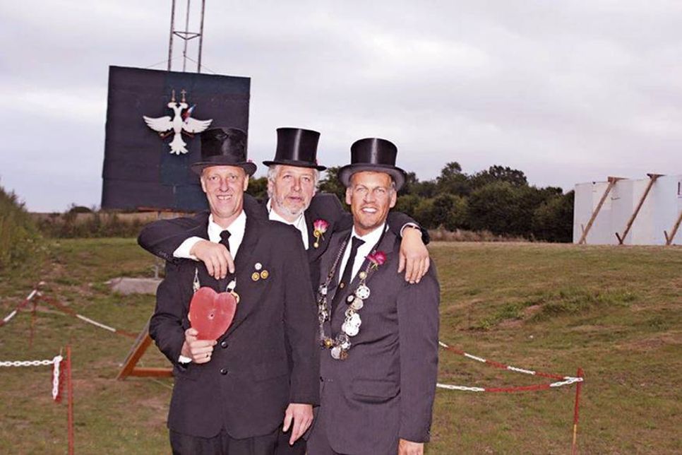 Das sind die Majestäten aus dem Vorjahr: Vogelkönig Dirk Berztiss (l.) und Scheibenkönig Christian Laack (r.) mit dem 2. Vorsitzenden der Ortshandwerkerschaft Thomas Harnack, der die Königsketten überreichte.