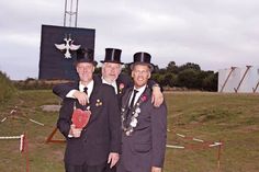 Das sind die Majestäten aus dem Vorjahr: Vogelkönig Dirk Berztiss (l.) und Scheibenkönig Christian Laack (r.) mit dem 2. Vorsitzenden der Ortshandwerkerschaft Thomas Harnack, der die Königsketten überreichte.