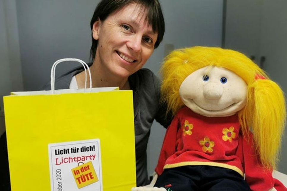 Petra Sander, KiGo-Leitung, mit der Handpuppe Jule.