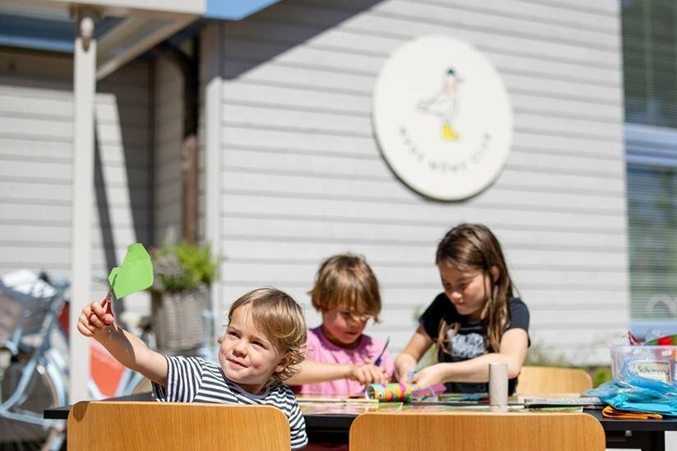 Kinder basteln im Mads Möwe Club. (Foto: www.luebecker-bucht-ostsee.de)