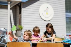 Kinder basteln im Mads Möwe Club. (Foto: www.luebecker-bucht-ostsee.de)