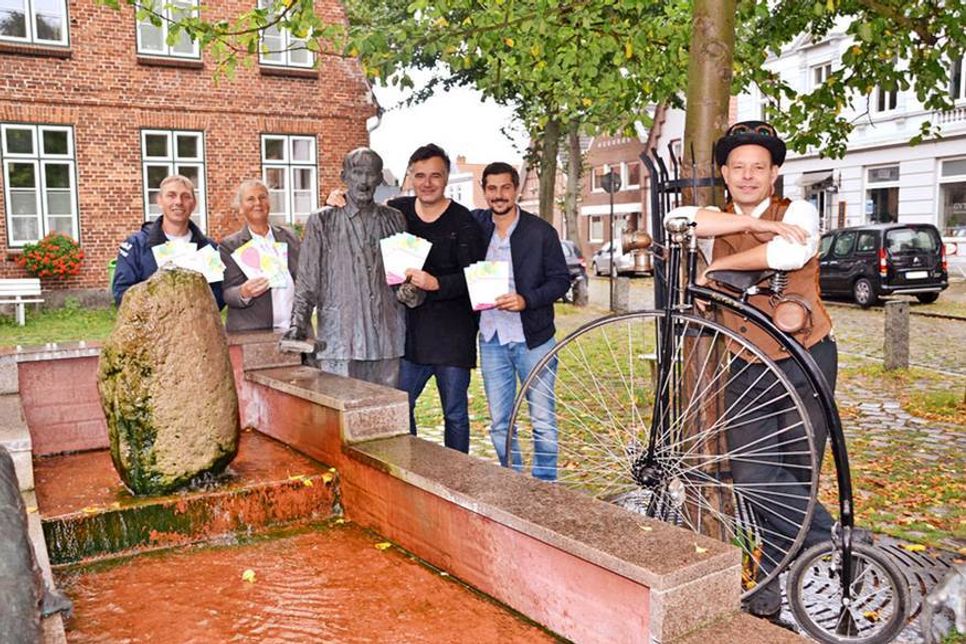 Marcus Runge vom Haus der Jugend (von links), Pastorin Bahr, LTM-Chef Christian Martin Lukas, LTM-Projektleiter Marian Rojahn und Reinier Haenen vom Theater Liebreiz freuen sich auf das Seebad- und Familienfest. (Foto: René Kleinschmidt)