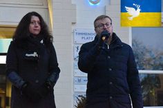 Die Scharbeutzer Bürgermeisterin Bettina Schäfer und der Bürgermeister der Gemeinde Timmendorfer Strand, Sven Partheil-Böhnke, hier bei einer Mahnwache in Timmendorfer Strand, rufen zu einem gemeinsamen Friedenslauf am kommenden Mittwochabend auf.