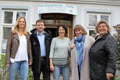 Susanne Relling, Koordinatorin Elterntelefon, Simon Böhls, Koordination der Flüchlingshilfe, Katja Kirschall, Ansprechpartnerin „Frühe Hilfen“, sowie zwei ehrenamtliche Mitarbeiterinnen würden sich über Verstärkung freuen.