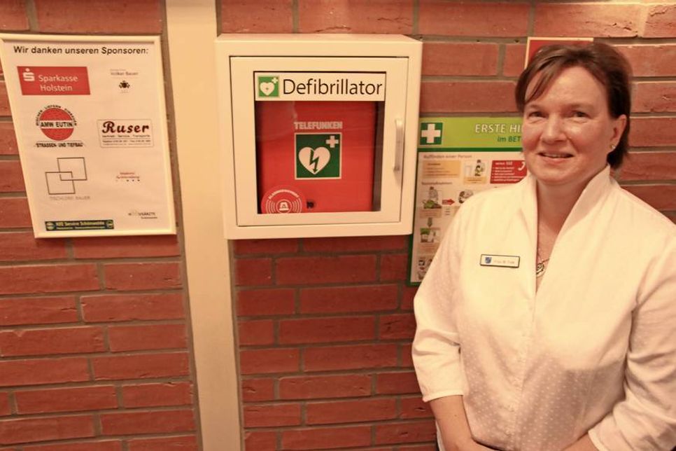 1.500 Euro hat der Defibrillator der Amtsverwaltung gekostet. Manuela Falk ist an die örtlichen Betriebe herangetreten, um die Finanzierung zu ermöglichen.