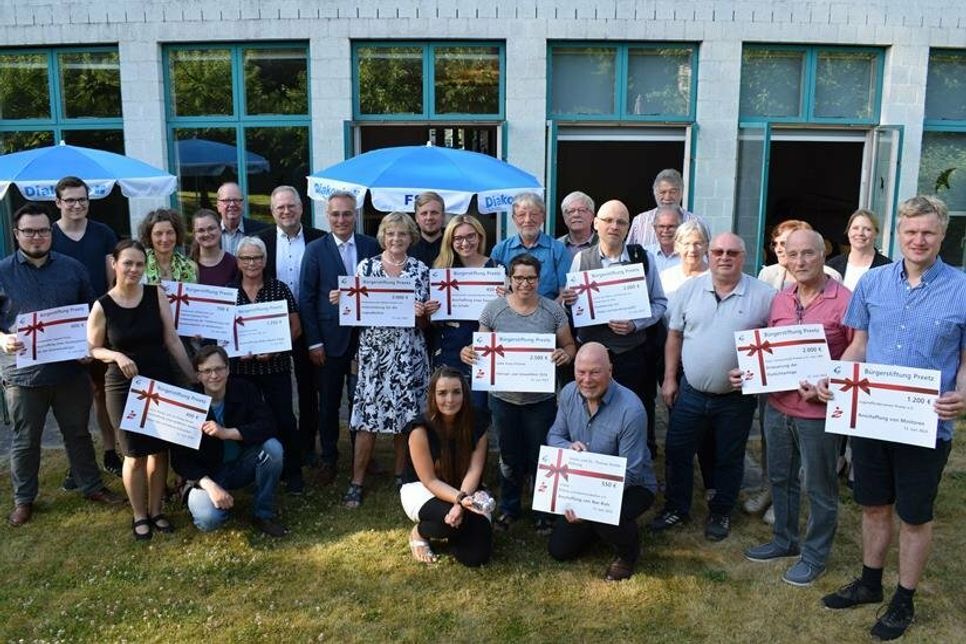 Bürgermeister Tim Brockmann lobte bei der Preisvergabe das breite und vielfältige bürgerschaftliche Engagement in Preetz und freute sich, dieses mit kleinen und größeren Finanzhilfen aus der Bürgerstiftung unterstützen zu können.