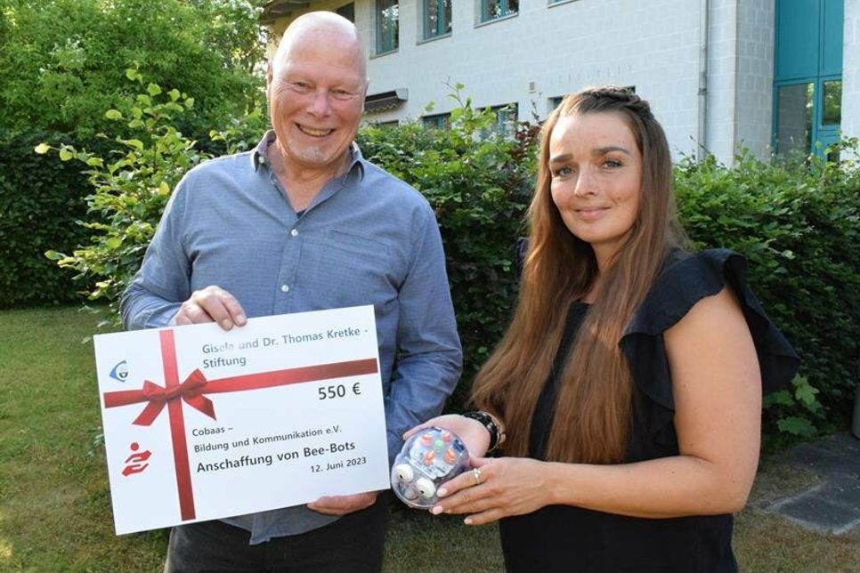 Thomas Wick und Stefanie Wriedt-Voß vom Verein „Cobass“ freuten sich, über die finanzielle Unterstützung, zur Anschaffung von „Bee-Bots“: Kindern können damit erste Programmiererfahrung sammeln.