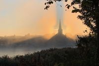 Aufsteigender Nebel lässt sich am frühen Morgen am besten fotografieren, wie Matthias Rehberg bei seiner Aufnahme von der Neustädter „Skyline“ beweist.