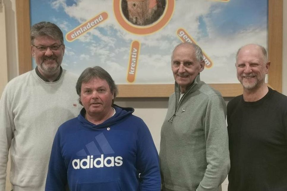 Die geehrten Mitglieder Rüdiger Pohle (2.v.re.) und Johannes Köhler (2.v.lks.).