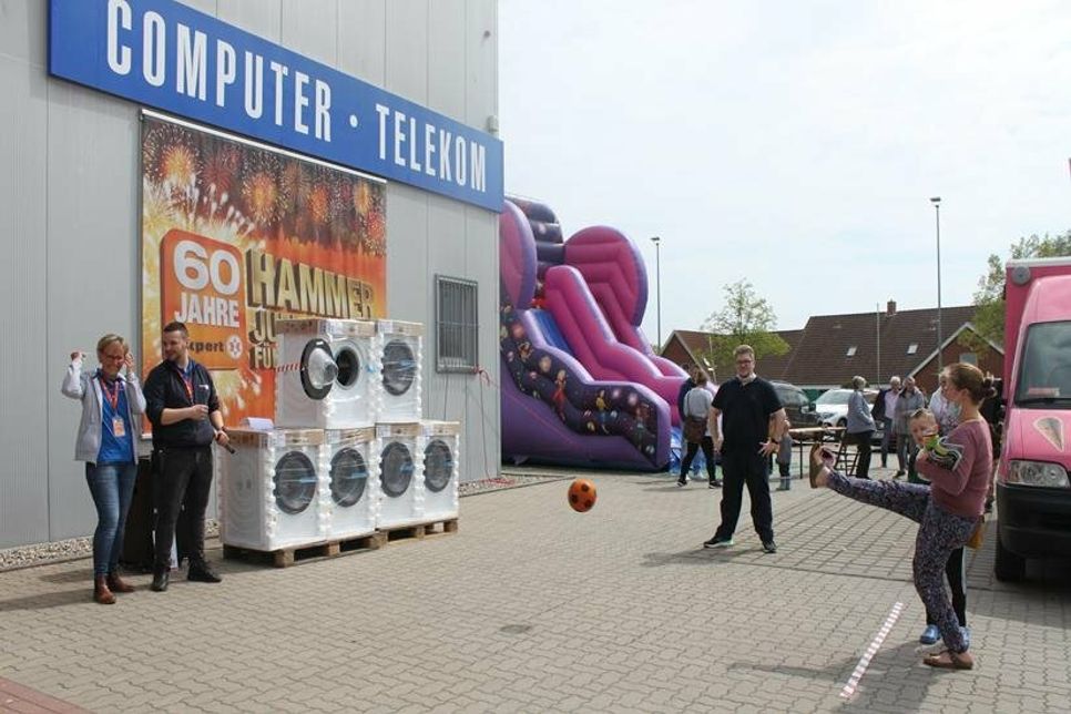 Gar nicht so leicht, aber für Könner kein Problem: Wer in die Trommel traf, hatte die Chance auf eine Waschmaschine.