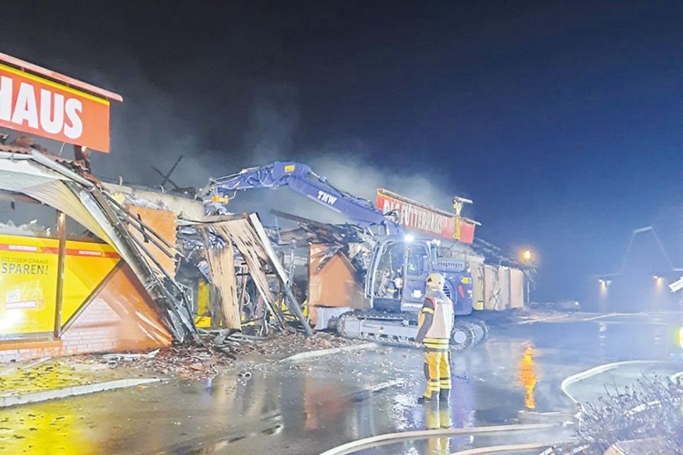 Mit schwerem Gerät unterstützen die Einsatzkräfte des THW aus Eutin und Lübeck die Lösch- und Räumarbeiten der Feuerwehren.