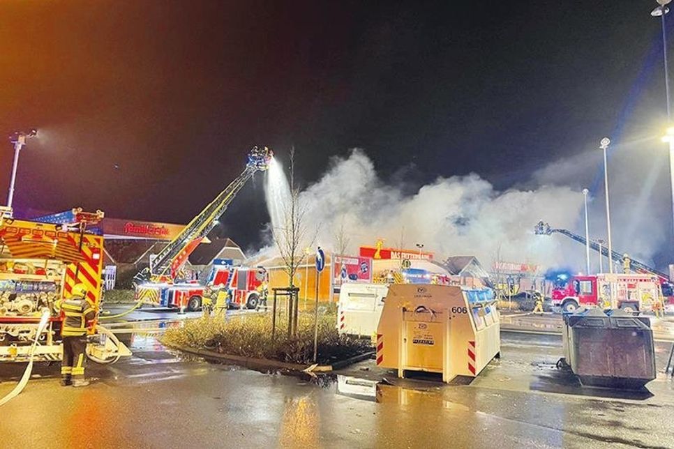 Bis zu 150 Einsatzkräfte sind Sonntagnacht beim Großbrand im Gewerbegebiet Ravensbusch in Stockelsdorf im Einsatz.