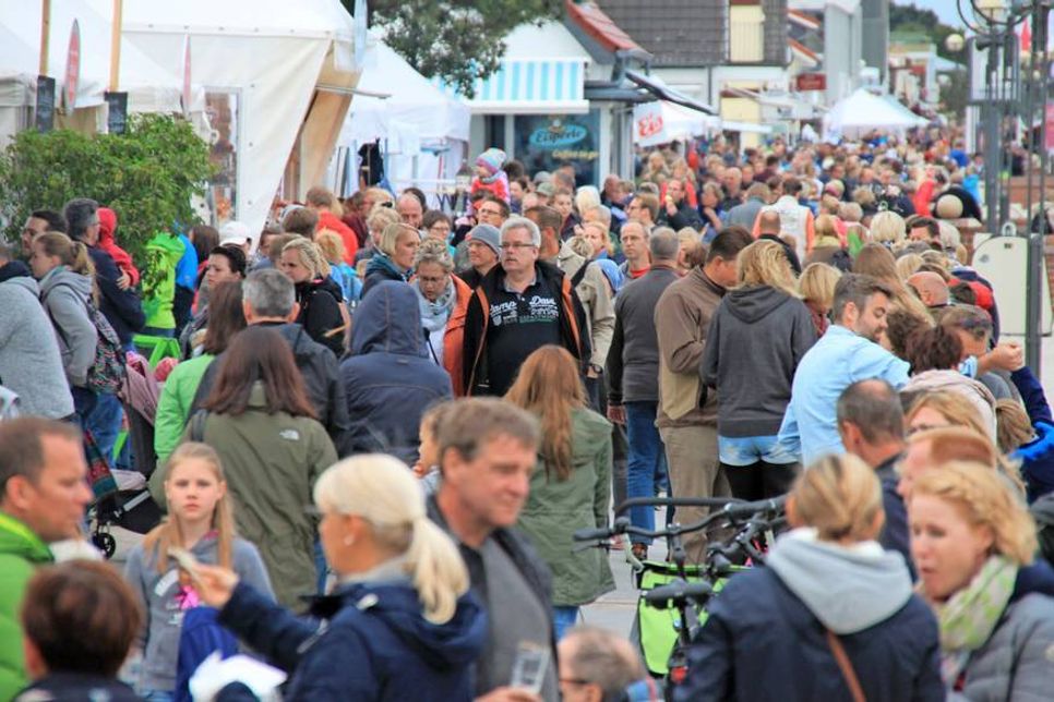 Unzählige Besucher tummelten sich auf der Grömitzer Promenade, um Straßenkünstler, Varietéartisten und Musiker zu bestaunen.