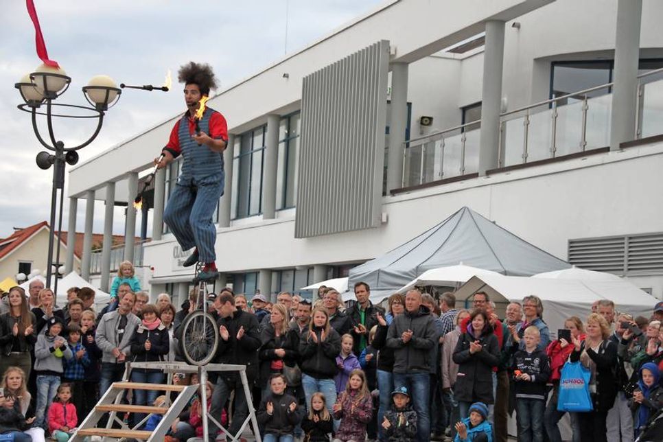 Ganz schön heiß: Zirkusakrobat Roquecycle mit brennenden Fackeln.