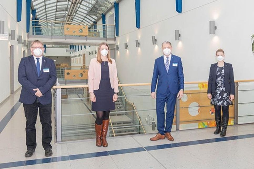 Freuen sich auf die zuku¨nftige Zusammenarbeit: Der neue Geschäftsfu¨hrer Cord Meyer (2.v.r.) und die kaufmännischen Direktoren der Sana Kliniken Ostholstein GmbH, (v.l.) Hans-Ju¨rgen Andresen, Saskia Aschbrenner und Carolin Schaller (r.).
