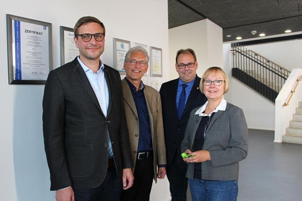 EKSH-Geschäftsführer Stefan Sievers und Projektleiter der Energie-Olympiade Dr. Klaus Wortmann (v. lks.) wurden im Rahmen ihrer Besuchsreise zu den Gewinnern der Energie-Olympiade auch von Bürgermeister Mirko Spieckermann und Stadtwerkeleiterin Vera Litzka begrüßt.
