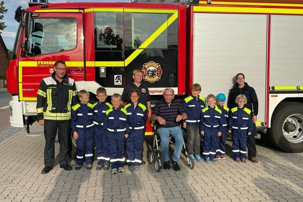 Die Kinderabteilung der Freiwilligen Feuerwehr Neustadt erhielt eine Spende in Höhe von 500 Euro von Harald Hinz.