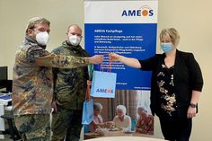 Christina Grahl, Direktorin der Pflegehäuser, begrüßt zwei der sechs Bundeswehrsoldaten, die in der Ameos Pflege in Holstein bei den Testungen unterstützen.