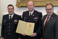Alexander Wengelewski, Sebastian Papke mit der Ernennungsurkunde und Bürgermeister Mirko Spieckermann (v. lks.).